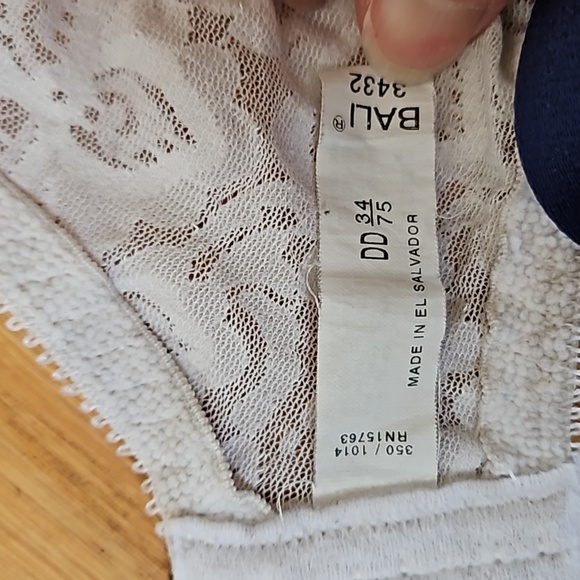 Pair of two Bali 34DD Lace 'N Smooth Underwire Bras - Picture 11 of 11